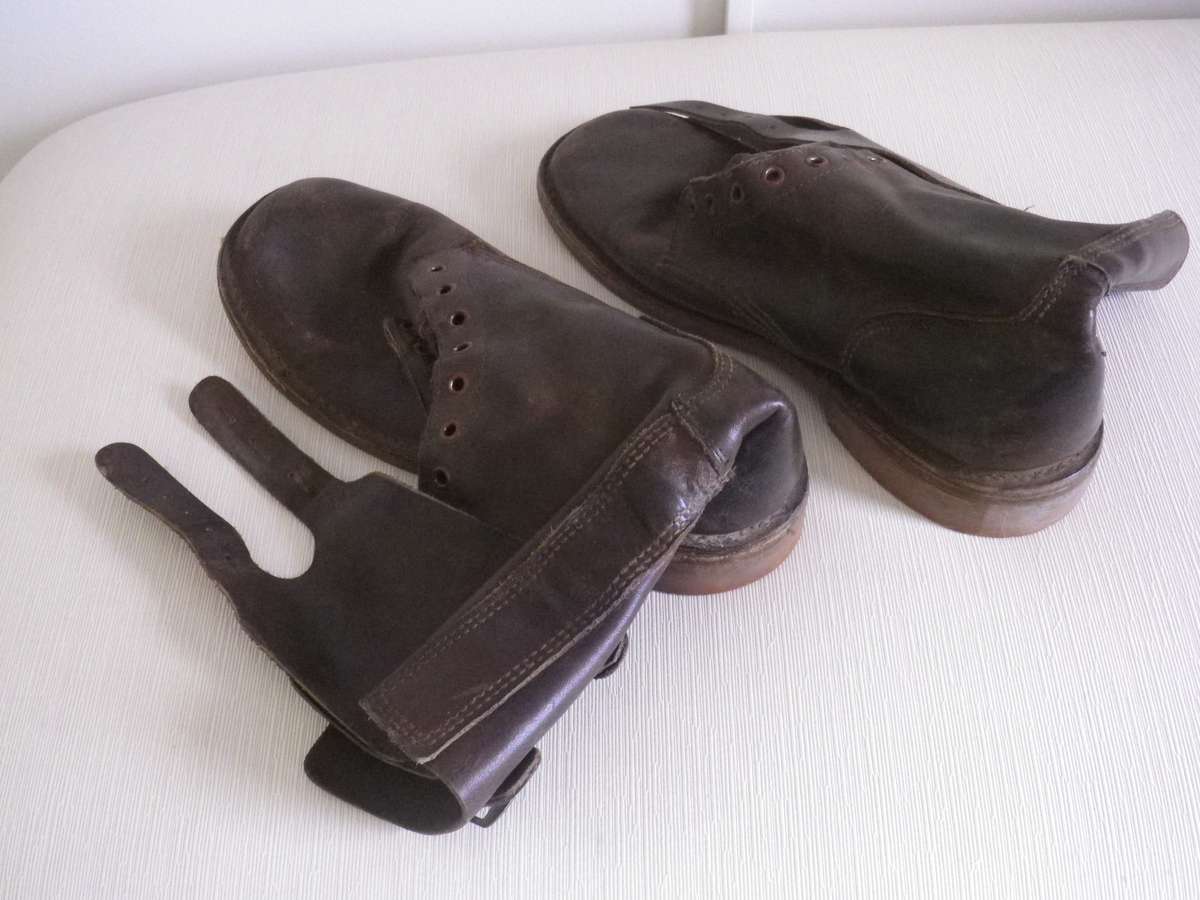 RHODESIAN ARMY ISSUED BROWN LEATHER COMBAT BOOTS - GOOD CONDITION - STAMPED  - SIZE 10   - (8921)