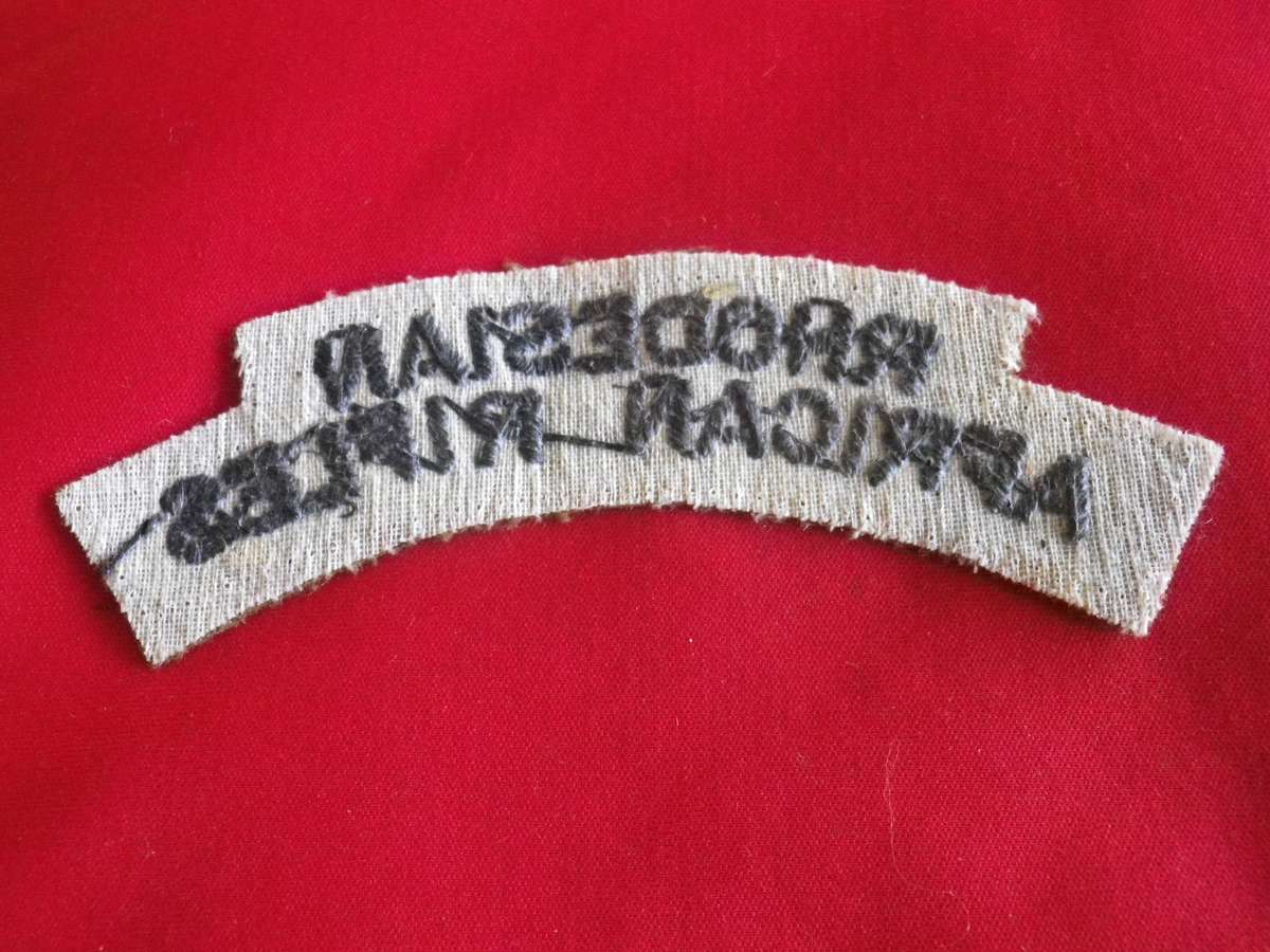 RHODESIAN AFRICAN RIFLES - EMBROIDERED SHOULDER TITLE - UNCOMMON      (8682)