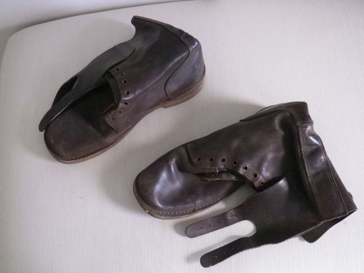 RHODESIAN ARMY ISSUED BROWN LEATHER COMBAT BOOTS - GOOD CONDITION - STAMPED  - SIZE 10   - (8921)