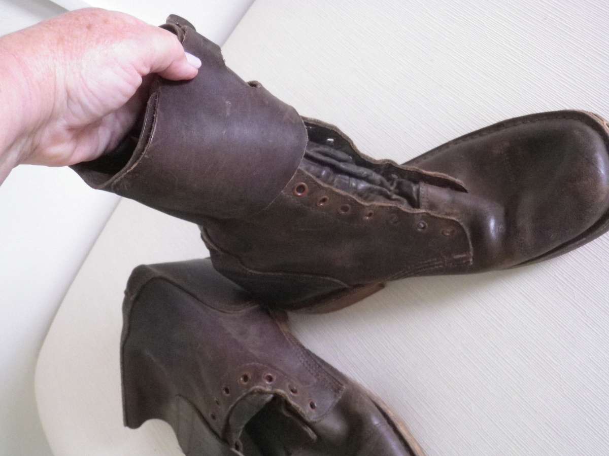 RHODESIAN ARMY ISSUED BROWN LEATHER COMBAT BOOTS - GOOD CONDITION - STAMPED  - SIZE 10   - (8921)