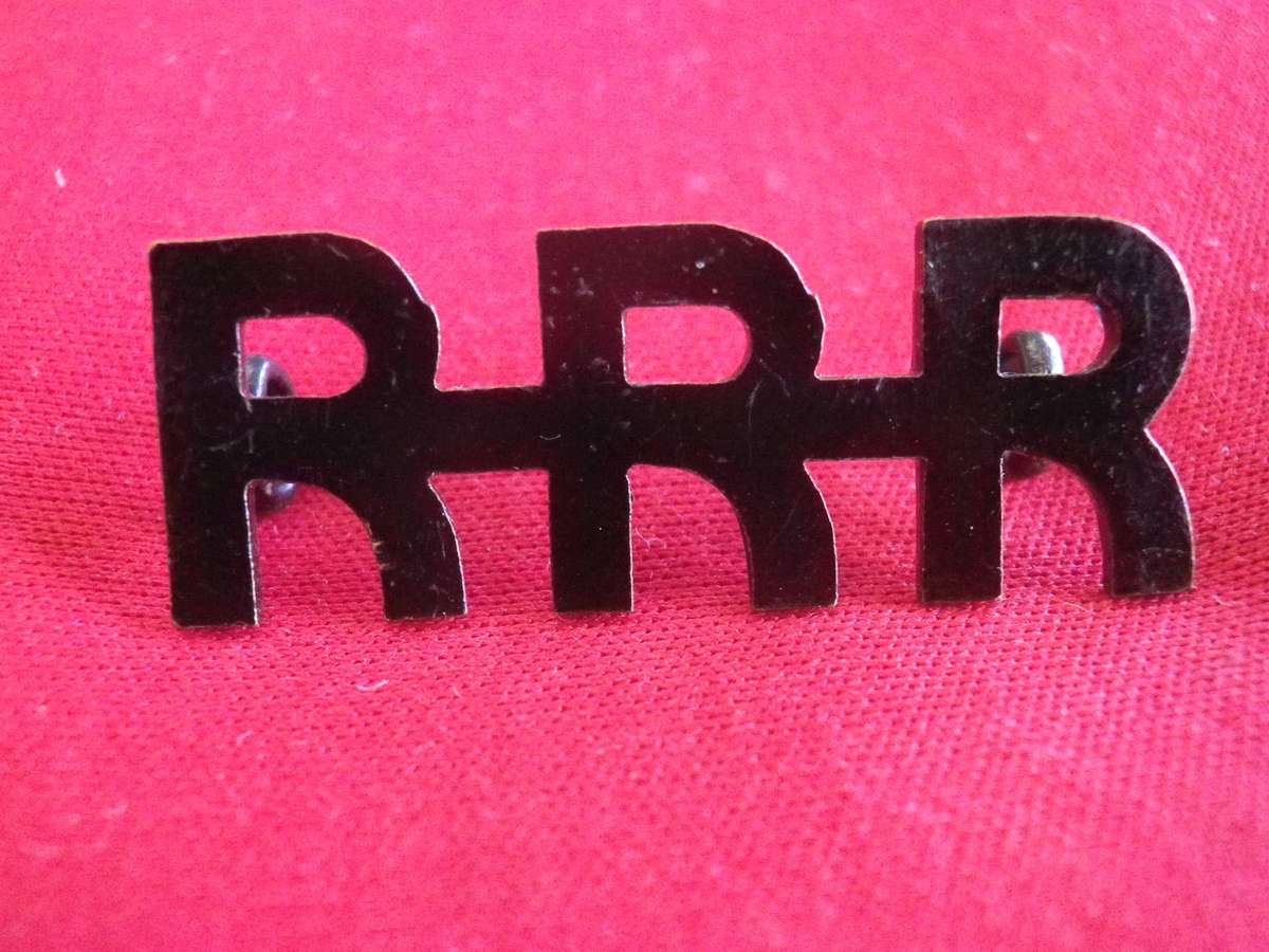 ROYAL RHODESIA REGT - BLACKENED  SHOULDER TITLE      (365)