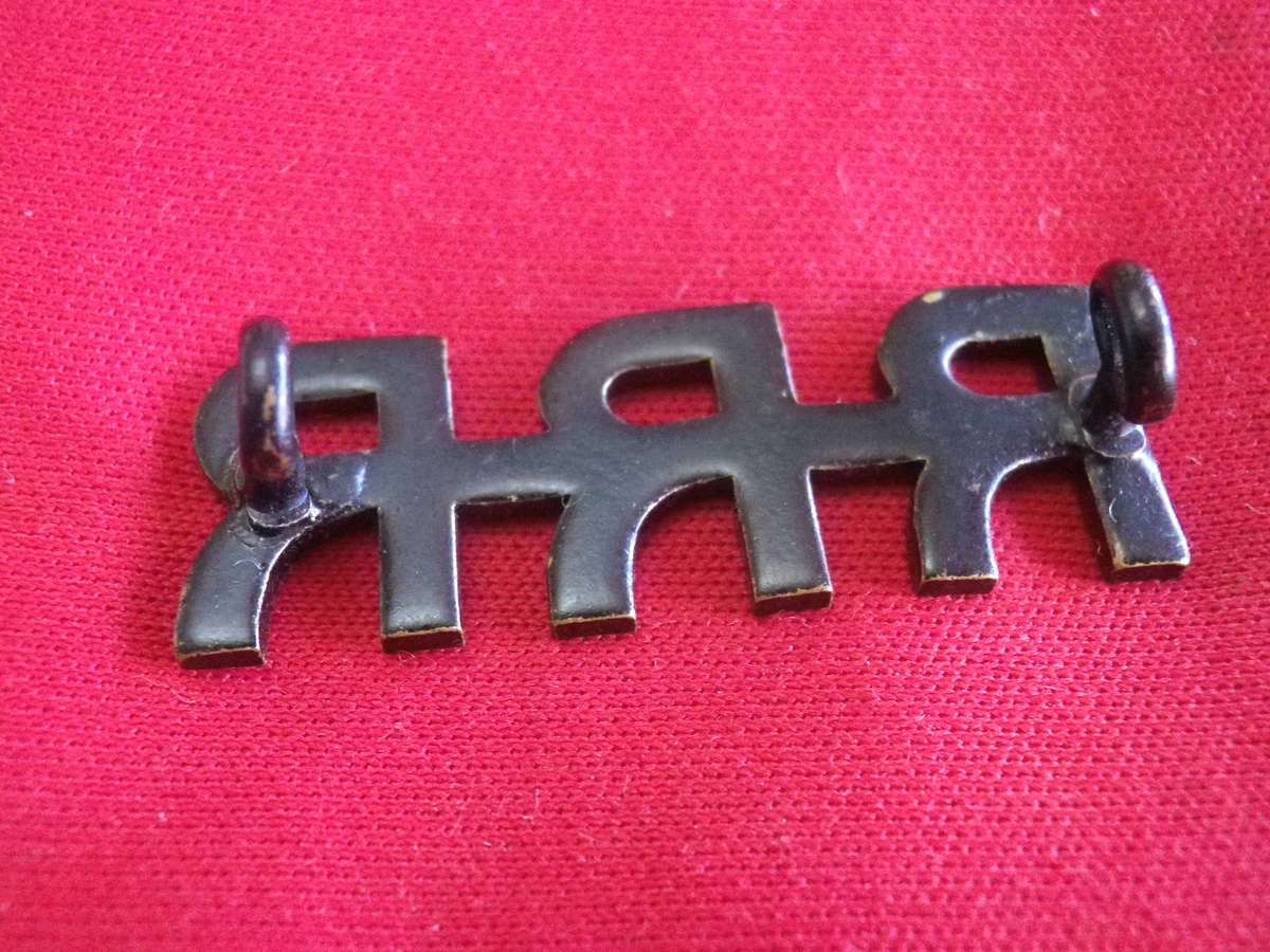 ROYAL RHODESIA REGT - BLACKENED  SHOULDER TITLE      (365)