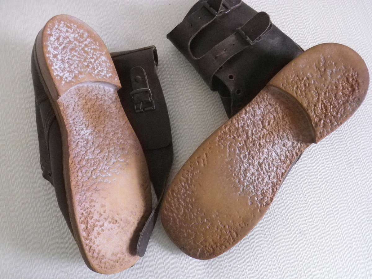 RHODESIAN ARMY ISSUED BROWN LEATHER COMBAT BOOTS - GOOD CONDITION - STAMPED  - SIZE 10   - (8921)