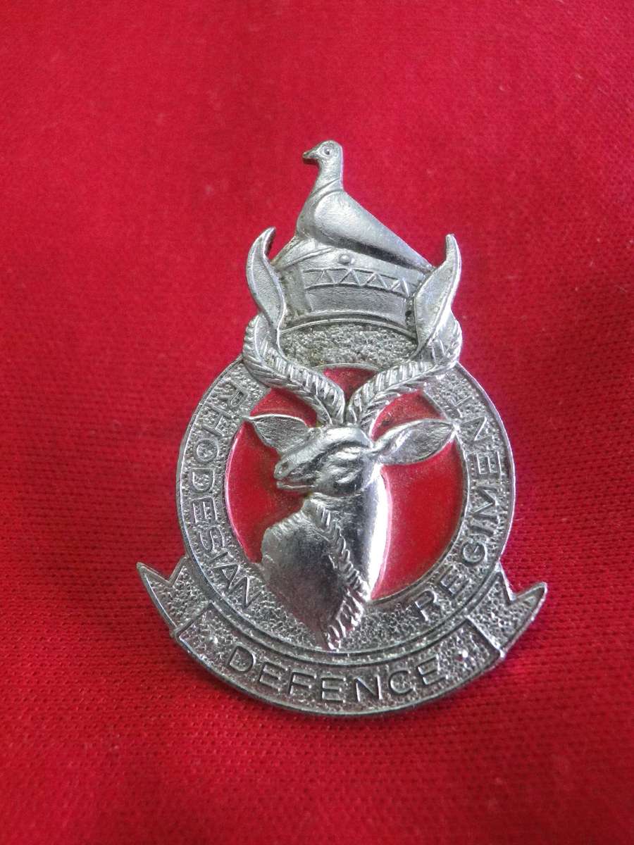RHODESIAN DEFENCE REGT.  CHROME + ENAMEL BERET BADGE - LATE WAR          (363)