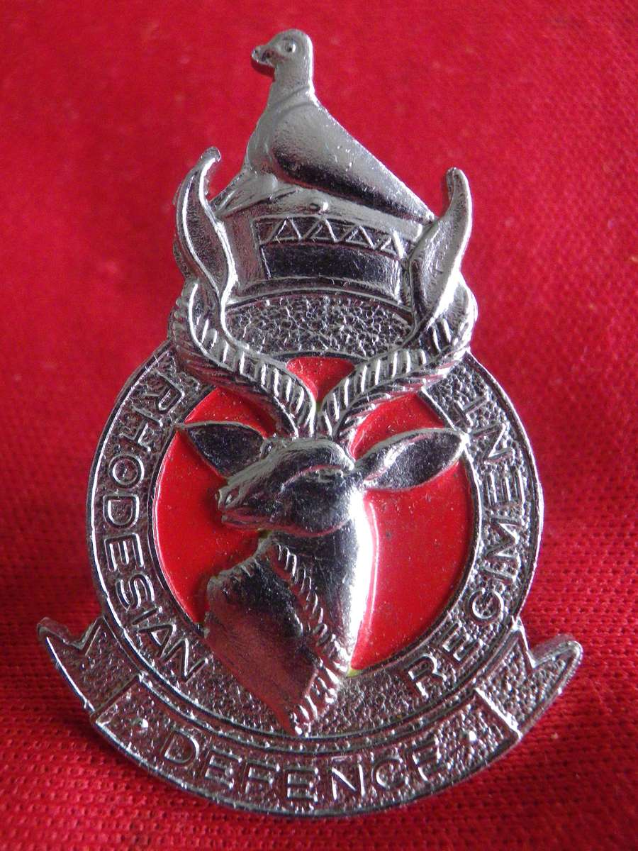 RHODESIAN DEFENCE REGT.  CHROME + ENAMEL BERET BADGE - LATE UDI  PERIOD     (8661)