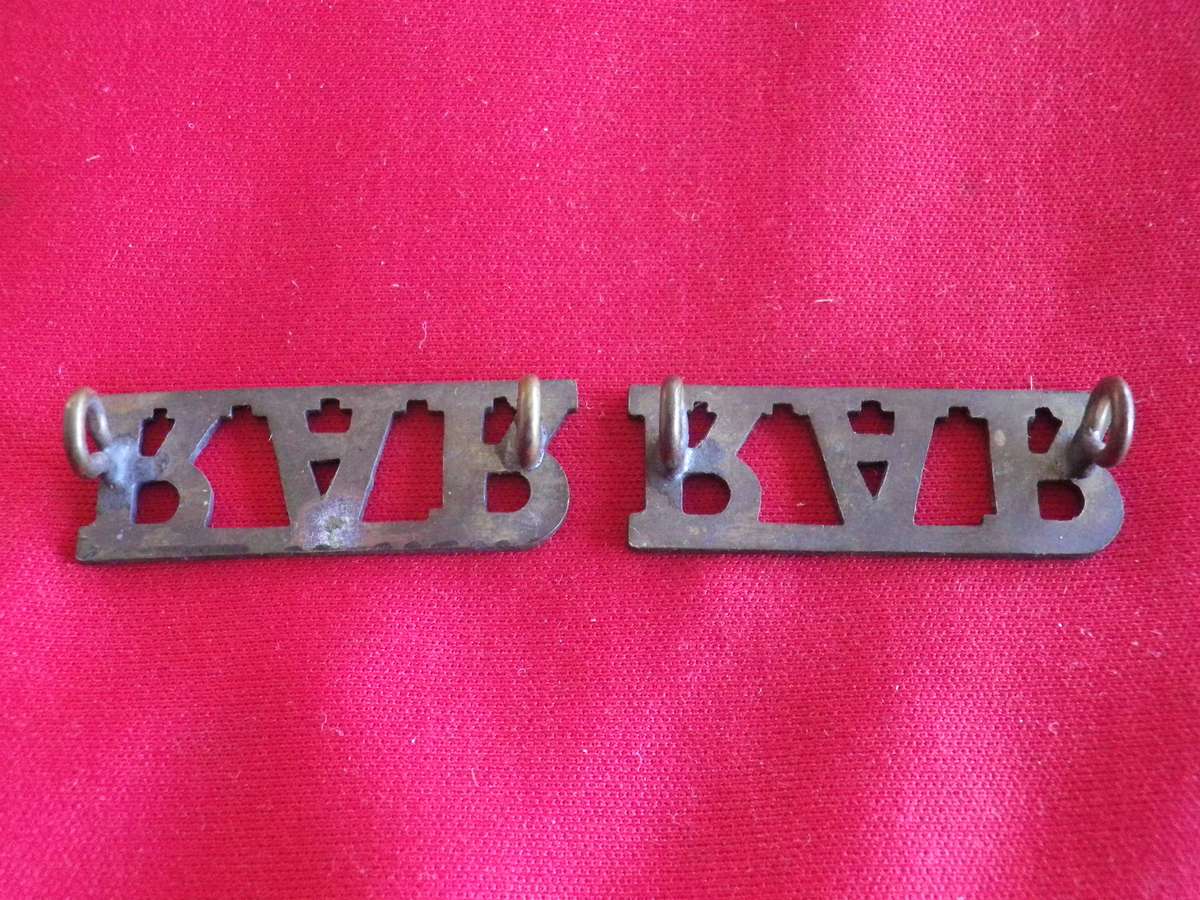 RHODESIAN AFRICAN RIFLES - PAIR OF BLACKENED BRASS SHOULDER TITLES    (8683)