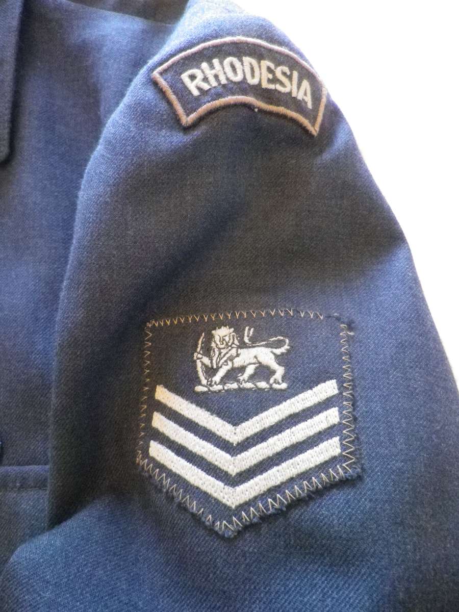 RHODESIAN AIR FORCE - FLIGHT SERGEANTS NO1  BLUE TUNIC + TROUSERS + GLOVES - GOOD CONDITION (8692)