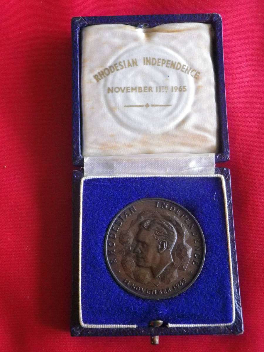 RHODESIAN INDEPENDENCE BRONZE MEDALLION IN ORIGINAL PRESENTATION CASE 11/11/1965  (427)