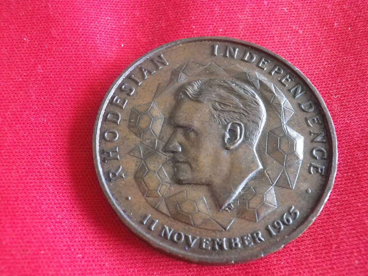RHODESIAN INDEPENDENCE BRONZE MEDALLION IN ORIGINAL PRESENTATION CASE 11/11/1965  (427)