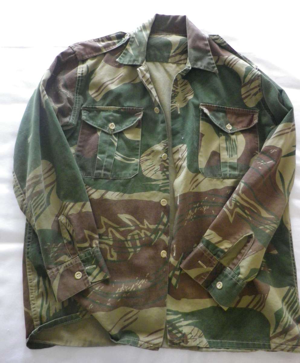 RHODESIAN ARMY LONG SLEEVE CAMMO SHIRT - SIZE M, MEASUREMENTS BELOW    (206)