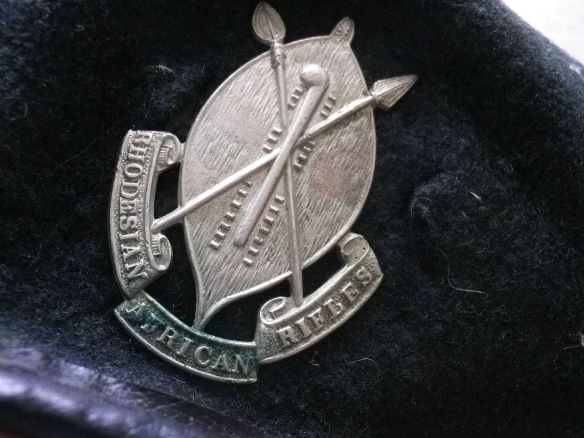 RHODESIAN AFRICAN RIFLES BERET - HAS 2 HOLES NEAR BADGE + 1 EYELET STUD MISSING - RIM 52CM/20" (276)