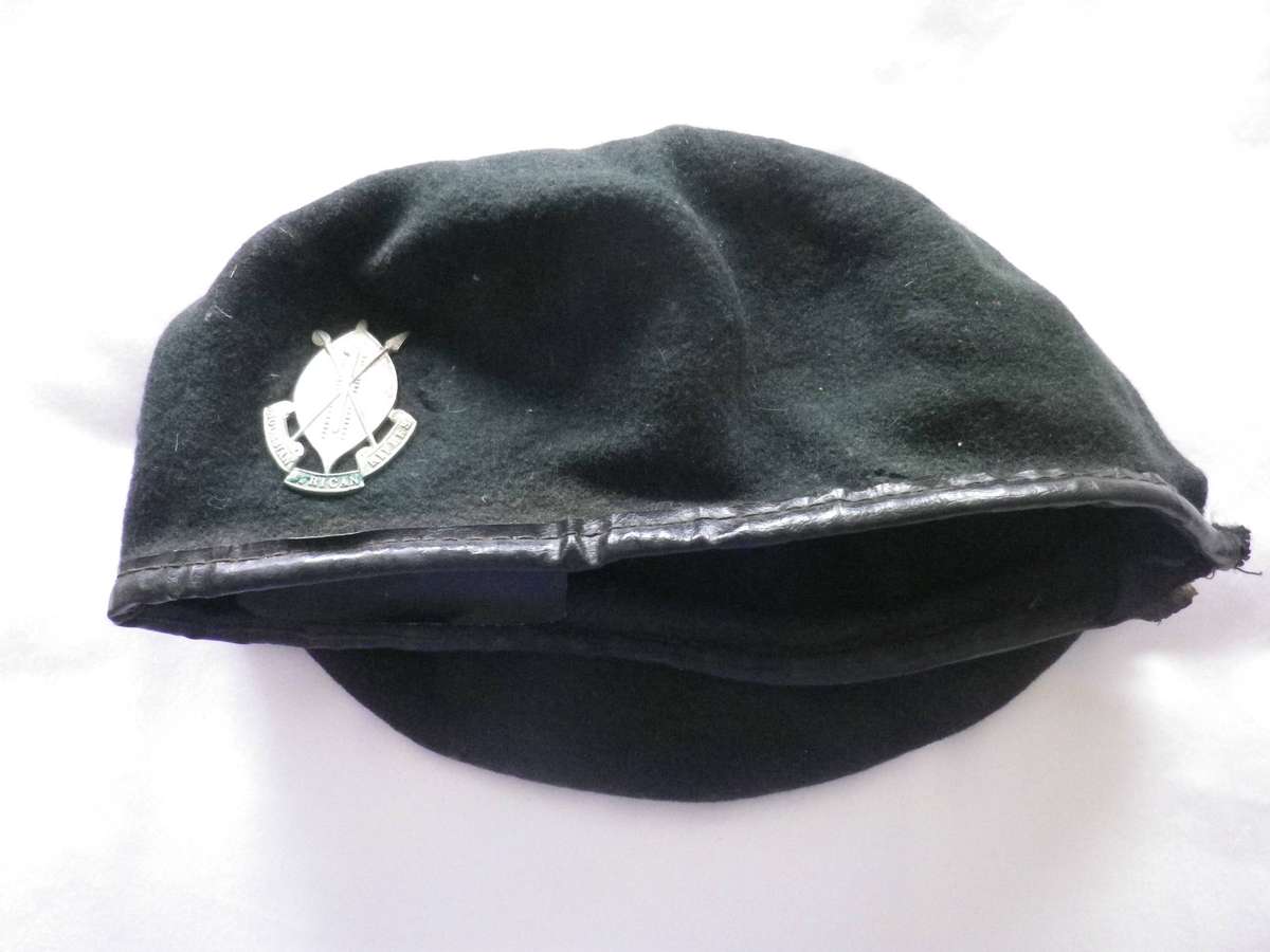 RHODESIAN AFRICAN RIFLES BERET - HAS 2 HOLES NEAR BADGE + 1 EYELET STUD MISSING - RIM 52CM/20" (276)