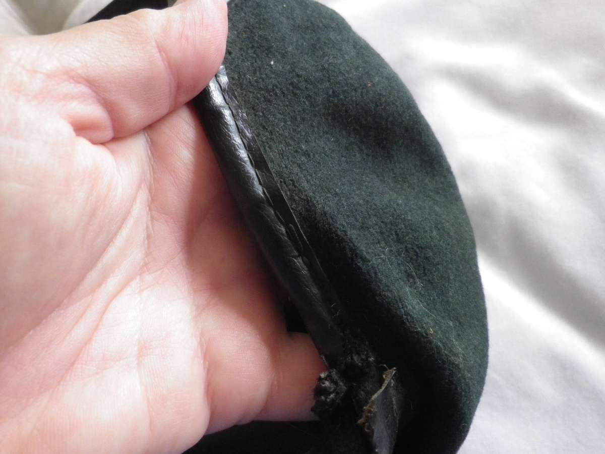 RHODESIAN AFRICAN RIFLES BERET - HAS 2 HOLES NEAR BADGE + 1 EYELET STUD MISSING - RIM 52CM/20" (276)