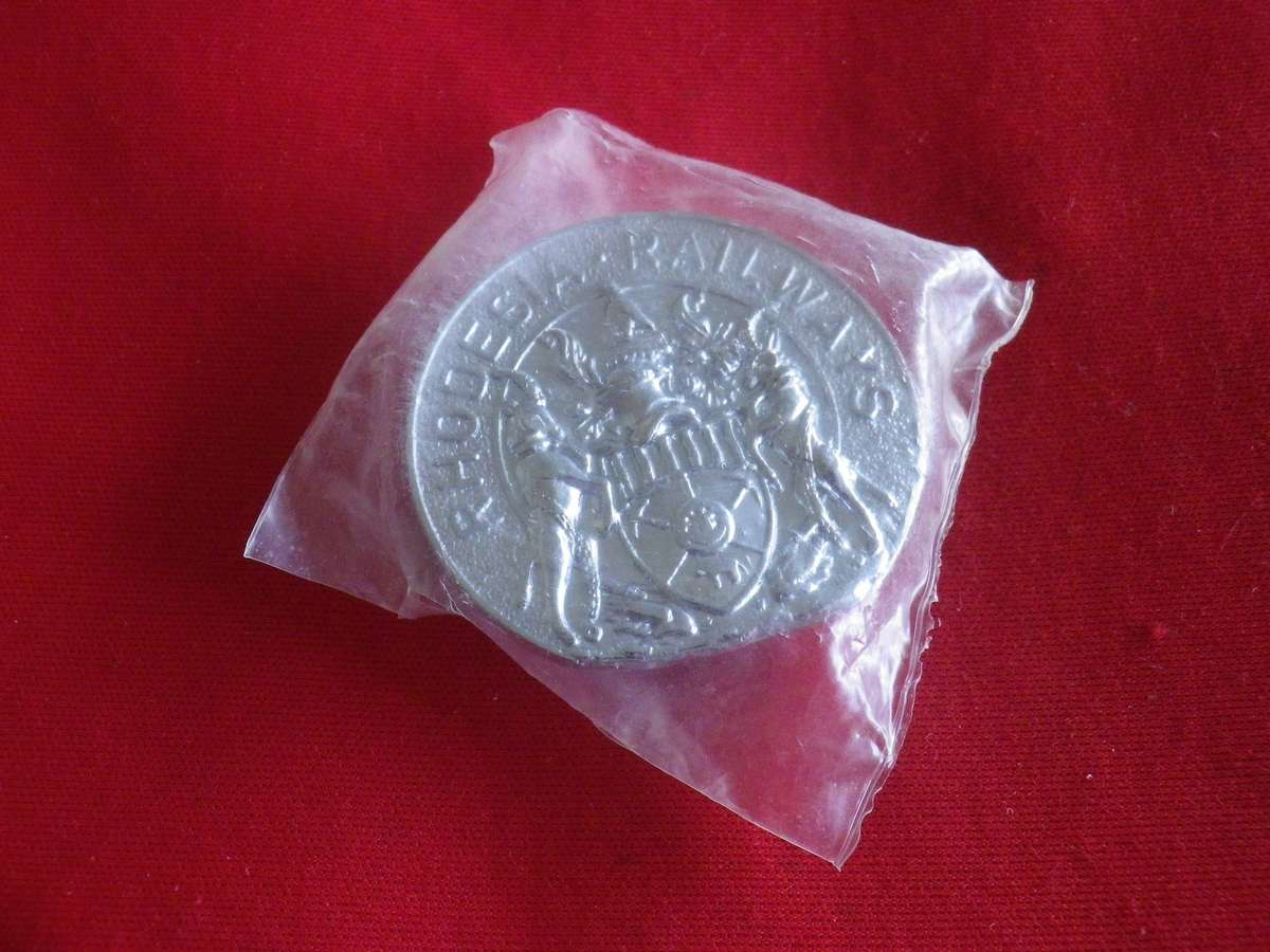 RHODESIAN RAILWAYS - CHROME HEADDRESS BADGE IN ORIGINAL SEALED PACKET  (439)