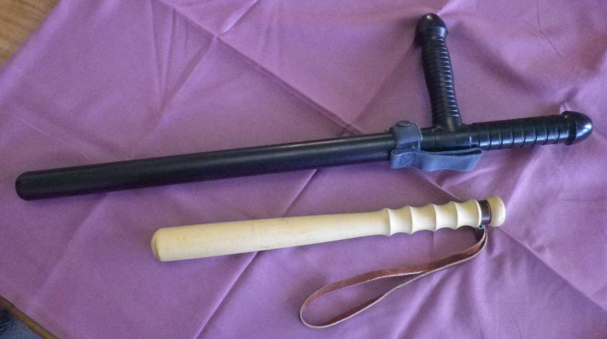 SAP 2 x TRUNCHEONS, INCL. BATON MADE BY TORRO EXCLUSIVE KNIVES WITH BELT ATTACHMENT (460)