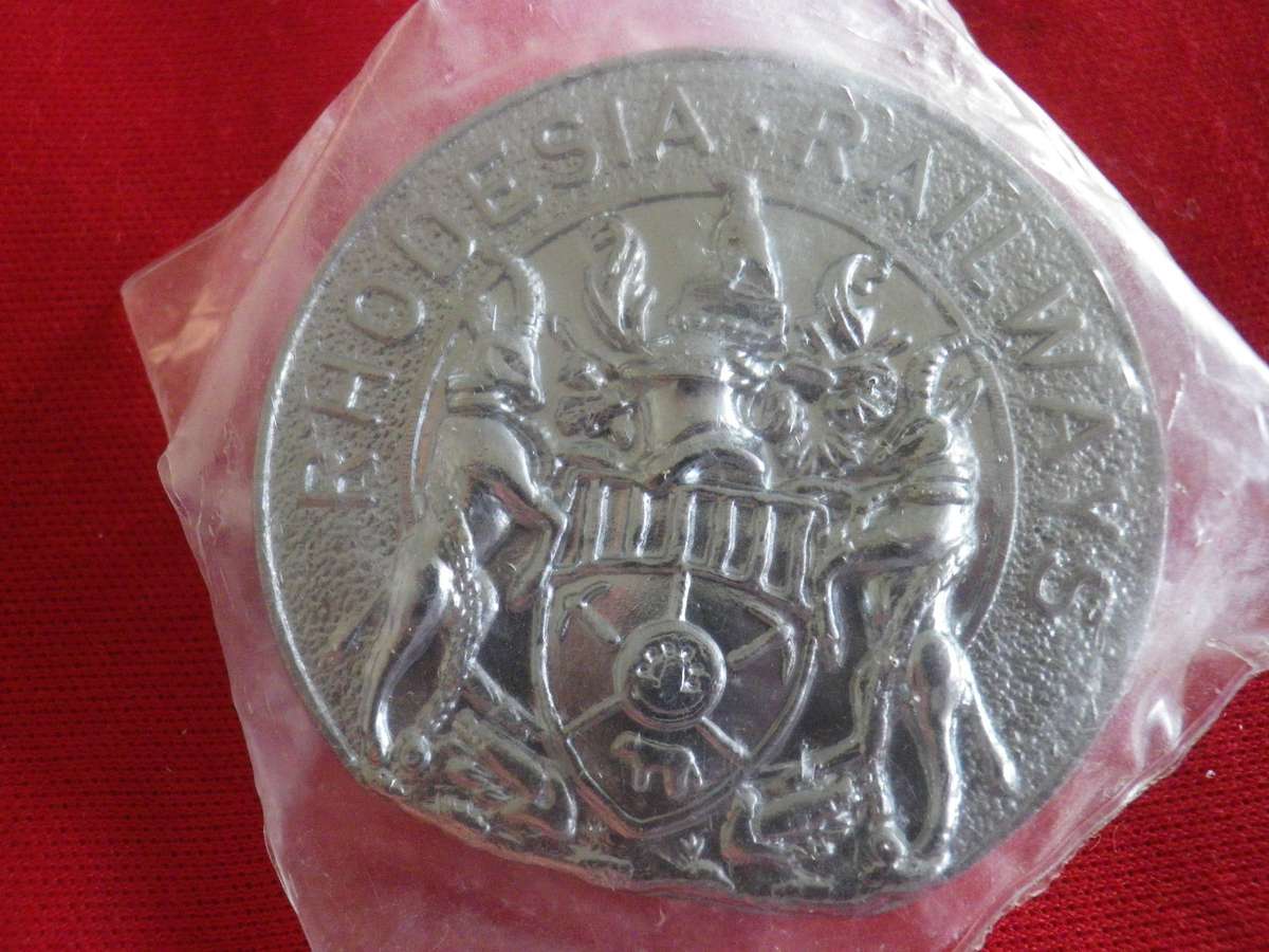 RHODESIAN RAILWAYS - CHROME HEADDRESS BADGE IN ORIGINAL SEALED PACKET  (439)