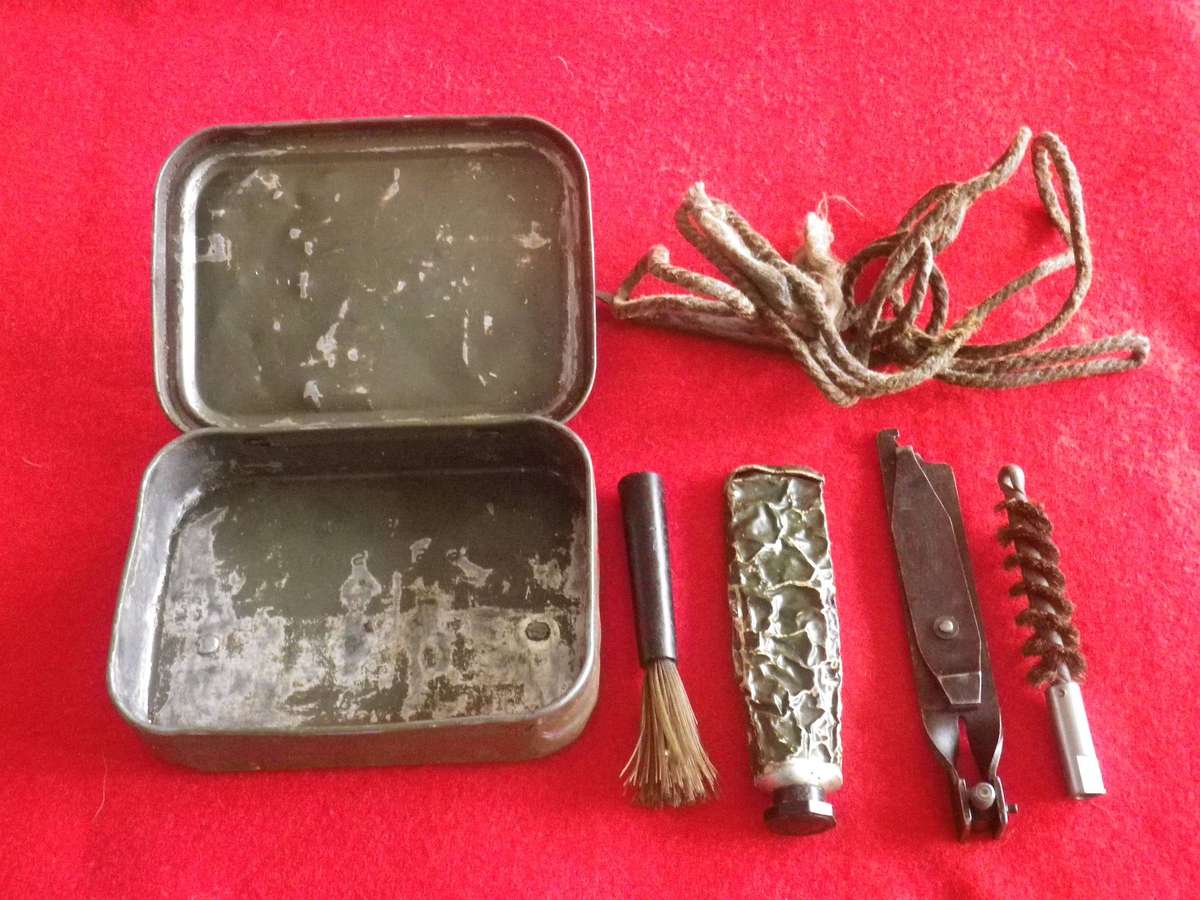 RHODESIAN ARMY - FN/R1 CLEANING KIT - NOT SURE IF COMPLETE, CHECK PICS + TIN           (4040)