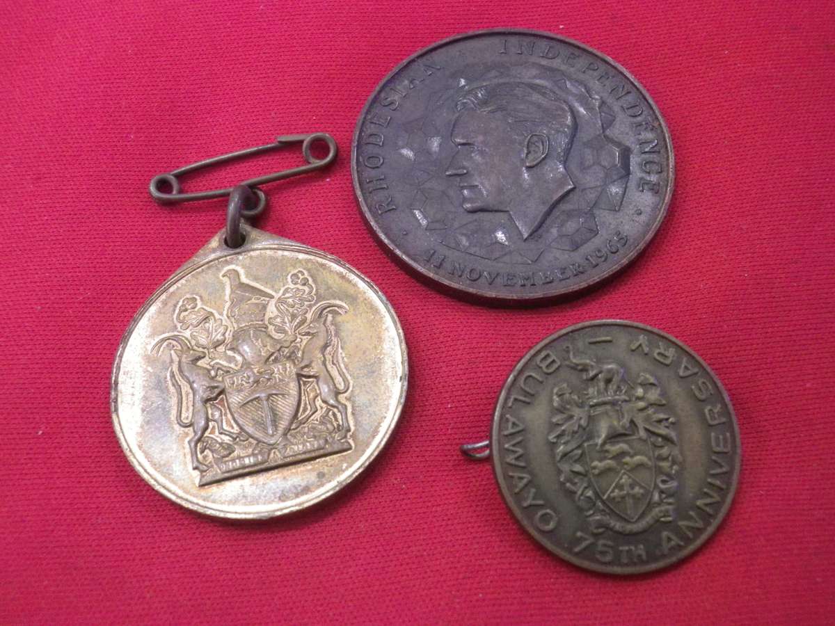 RHODESIAN COMMEMORATIVE MEDALLIONS - BRONZE INDEPENDENCE, WW2, + BYO 75TH ANNIVERSARY (8982)