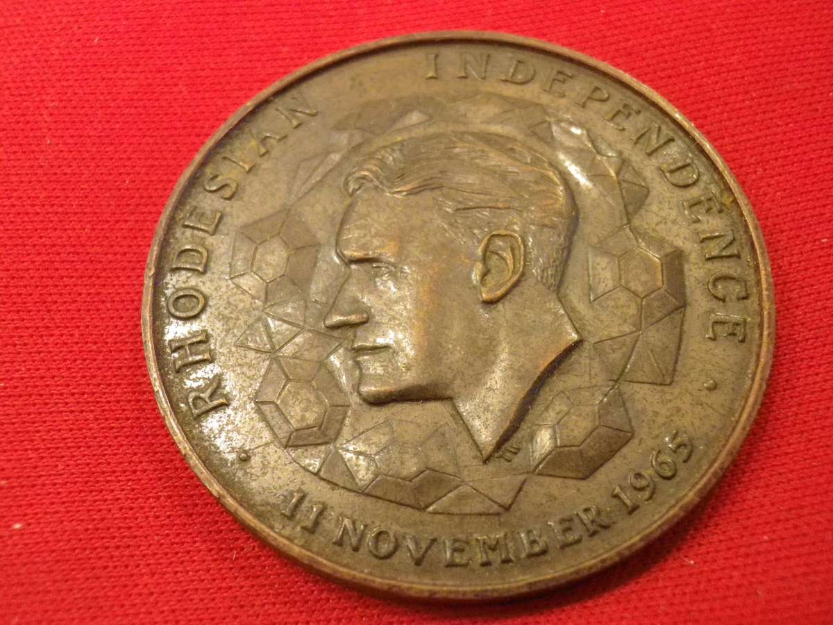 RHODESIAN COMMEMORATIVE MEDALLIONS - BRONZE INDEPENDENCE, WW2, + BYO 75TH ANNIVERSARY (8982)