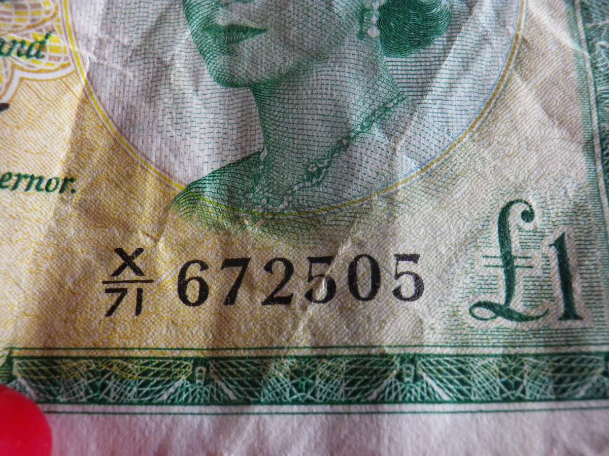 RHODESIA & NYASALAND  - 1 POUND NOTE - 23/01/1961 - CONDITION AS SEEN         (8710)