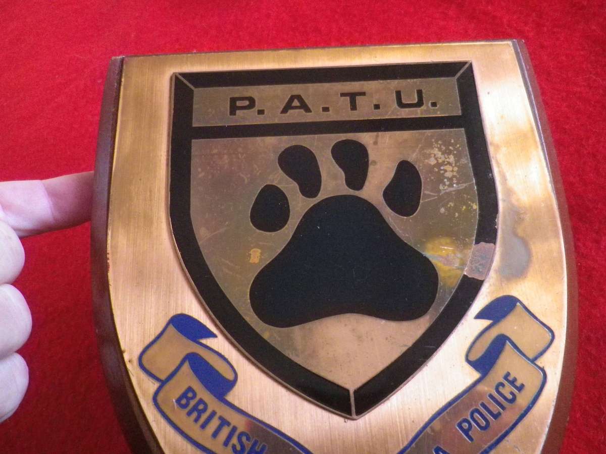 RHODESIA - BSAP PATU PLAQUE - SOME TARNISH + MINOR DAMAGE   (410)