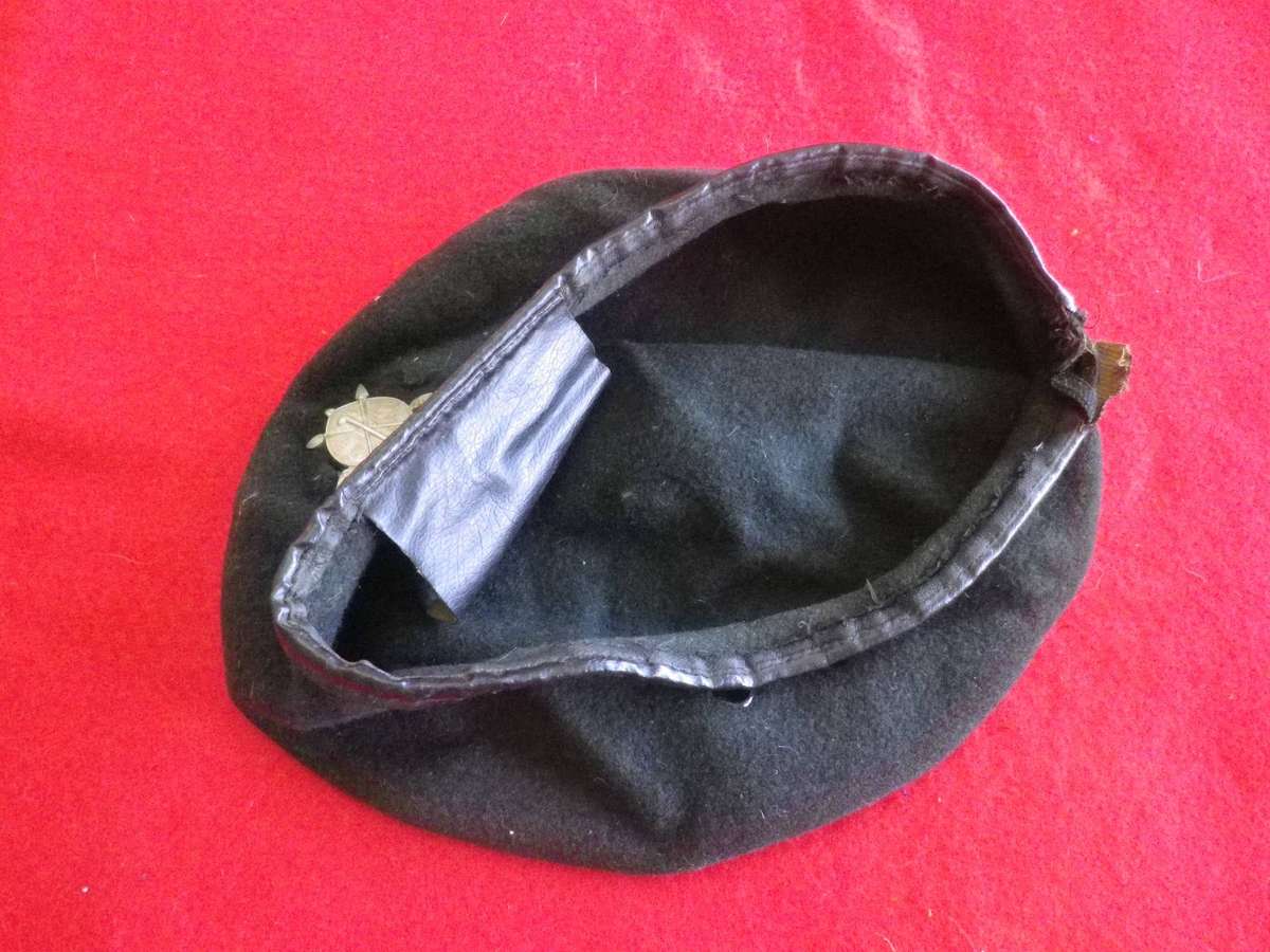 RHODESIAN AFRICAN RIFLES BERET - HAS 2 HOLES NEAR BADGE + 1 EYELET STUD MISSING - RIM 52CM/20" (276)