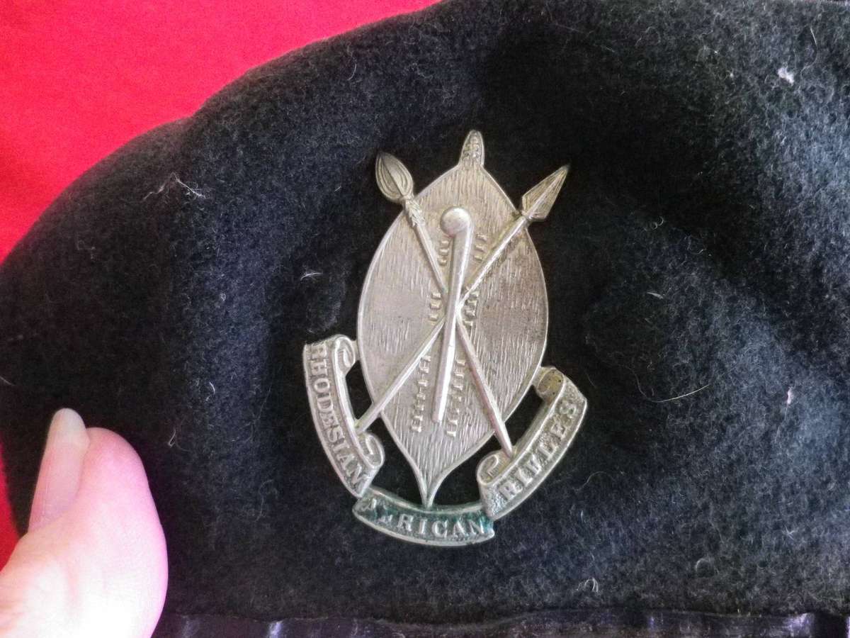 RHODESIAN AFRICAN RIFLES BERET - HAS 2 HOLES NEAR BADGE + 1 EYELET STUD MISSING - RIM 52CM/20" (276)