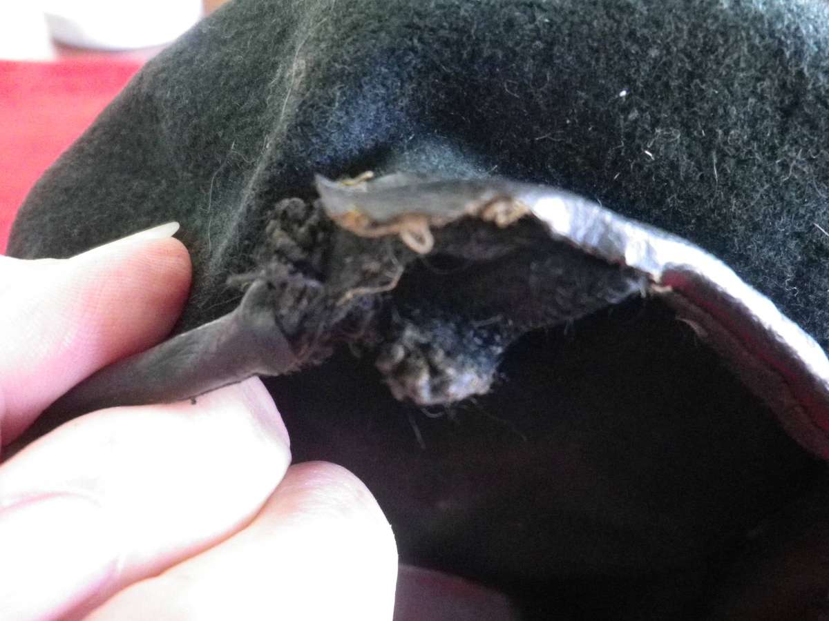 RHODESIAN AFRICAN RIFLES BERET - HAS 2 HOLES NEAR BADGE + 1 EYELET STUD MISSING - RIM 52CM/20" (276)