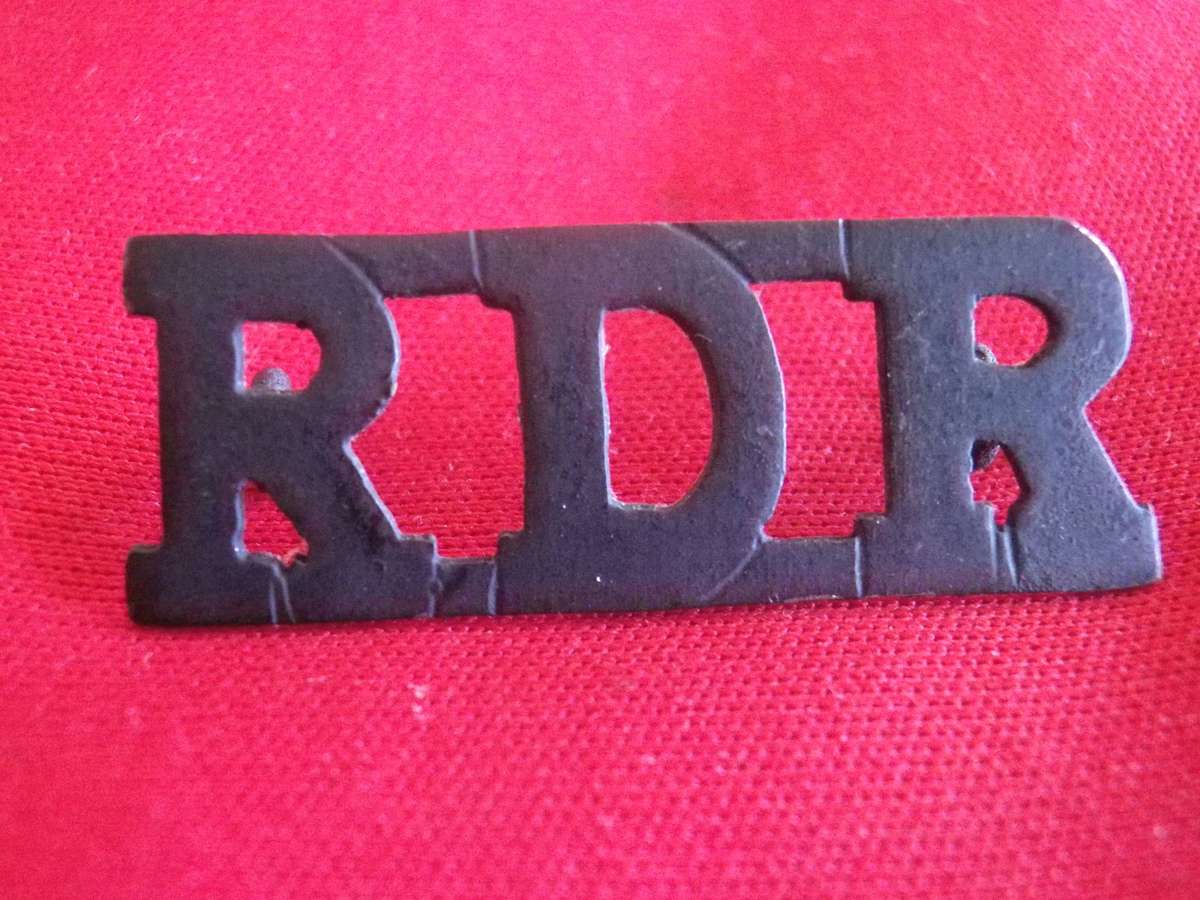 RHODESIAN DEFENCE REGT. - BLACKENED SHOULDER TITLE   (5023)