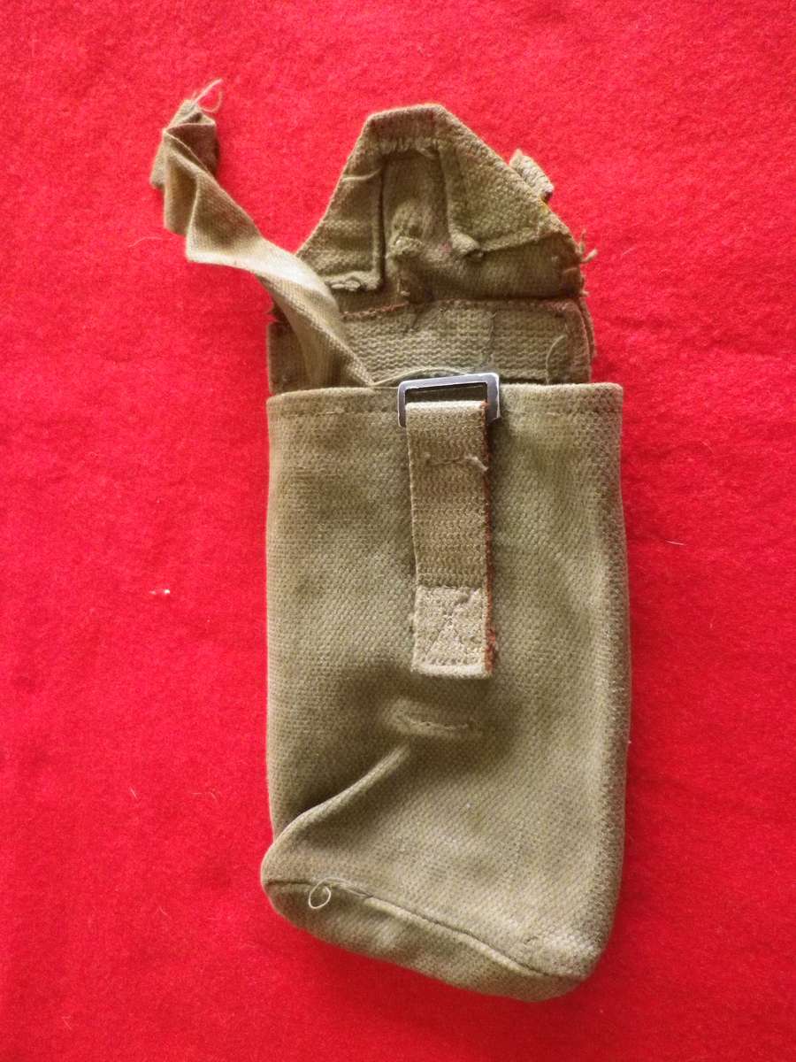 RHODESIAN ARMY - P69 FN AMMO POUCH               (8997)