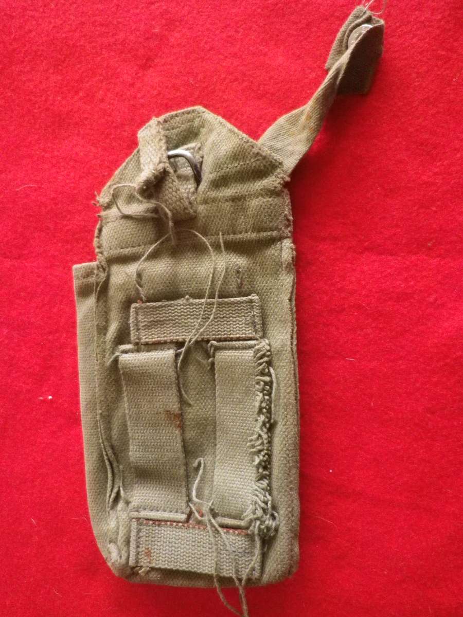 RHODESIAN ARMY - P69 FN AMMO POUCH               (8997)