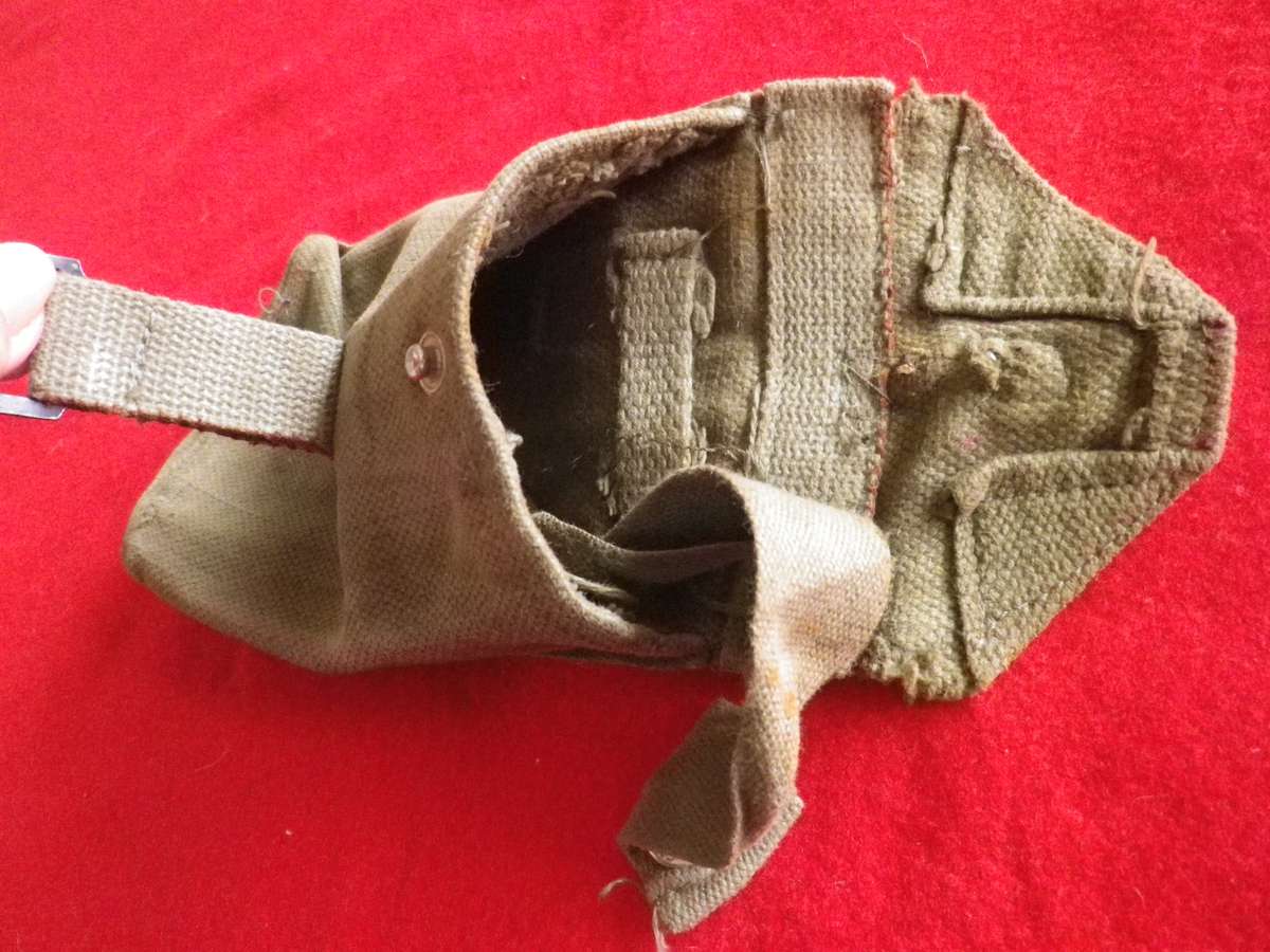 RHODESIAN ARMY - P69 FN AMMO POUCH               (8997)