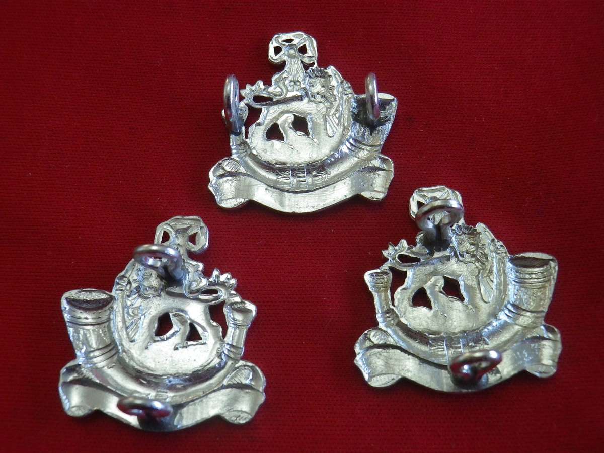RHODESIAN LIGHT INFANTRY - SET CAP + FACING PAIR ANODISED COLLAR BADGES     1970-80     (238)