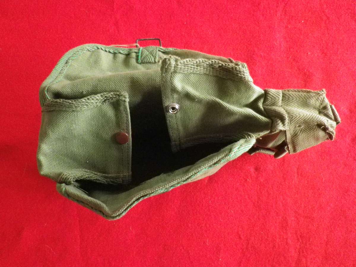 RHODESIAN ARMY - P69 LEFT & RIGHT PAIR OF KIDNEY POUCHES            (8998)