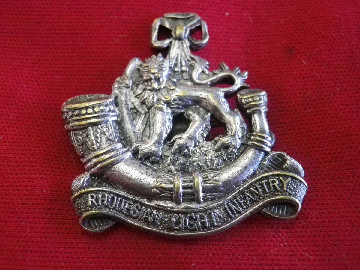 RHODESIAN LIGHT INFANTRY - SILVER SWEETHEART / ASSOCIATION PIN BACK BADGE   (239)