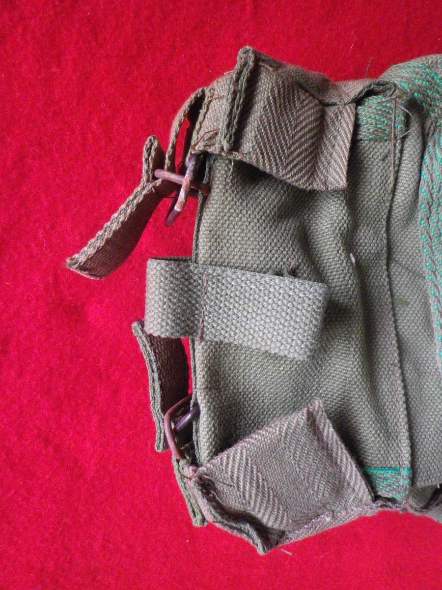 RHODESIAN ARMY - P69 LEFT & RIGHT PAIR OF KIDNEY POUCHES            (8998)