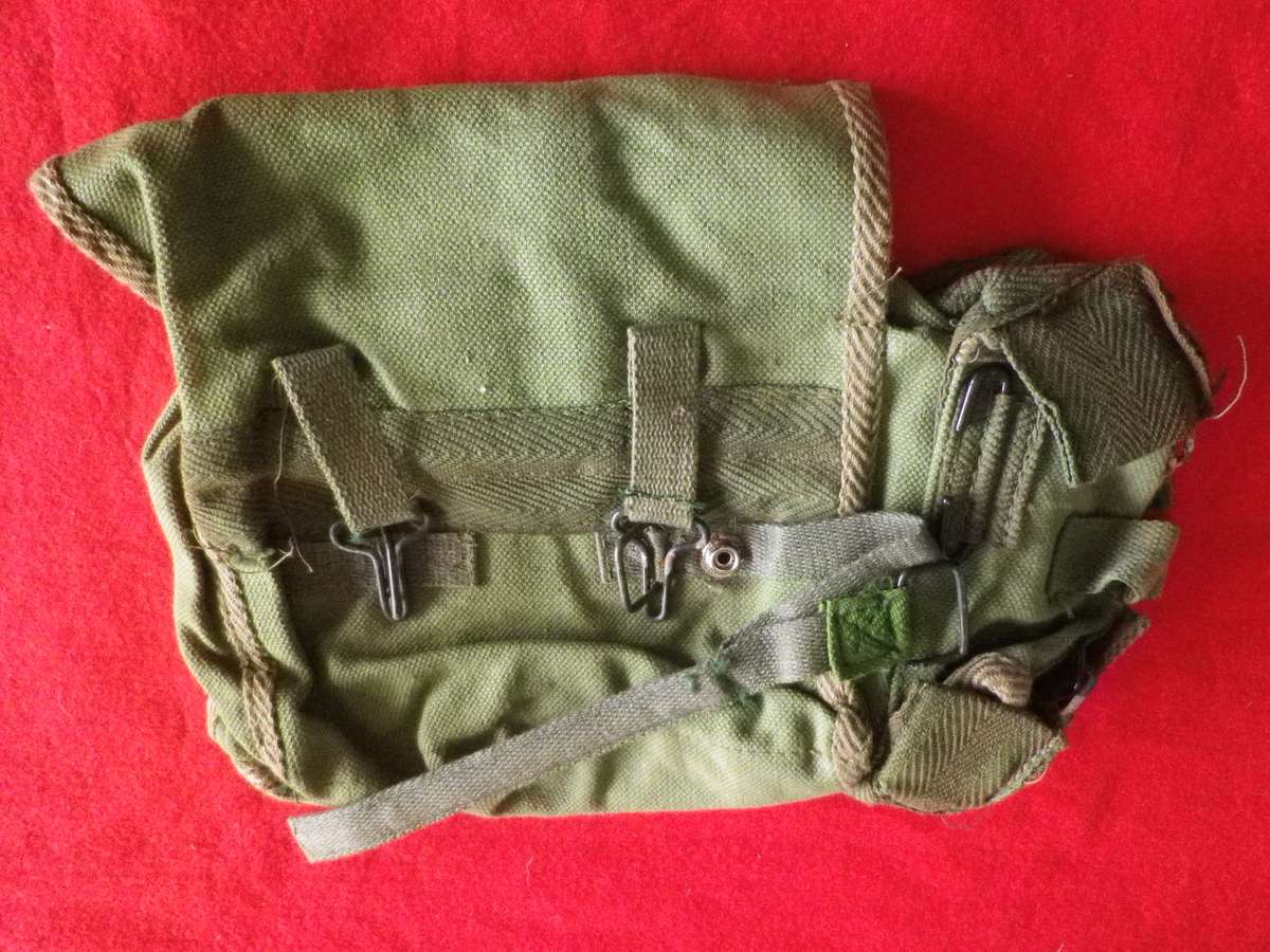 RHODESIAN ARMY - P69 LEFT & RIGHT PAIR OF KIDNEY POUCHES            (8998)