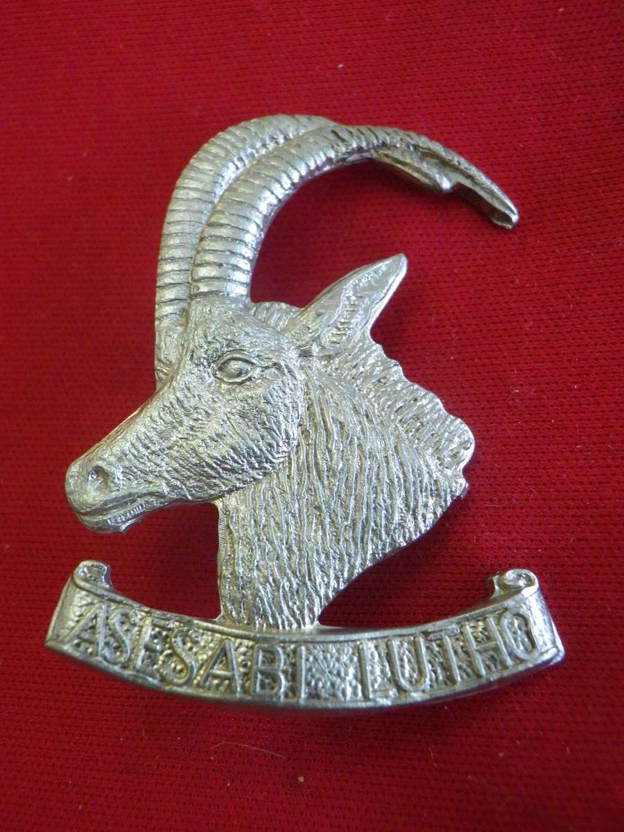 RHODESIAN ARMOURED CAR REGT. -  WHITE METAL BERET BADGE               (241)