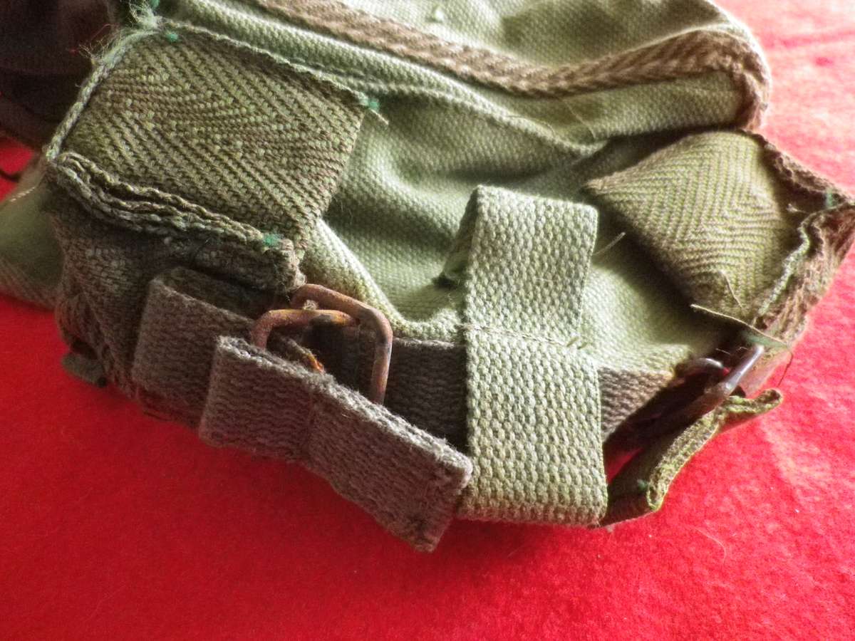 RHODESIAN ARMY - P69 LEFT & RIGHT PAIR OF KIDNEY POUCHES            (8998)