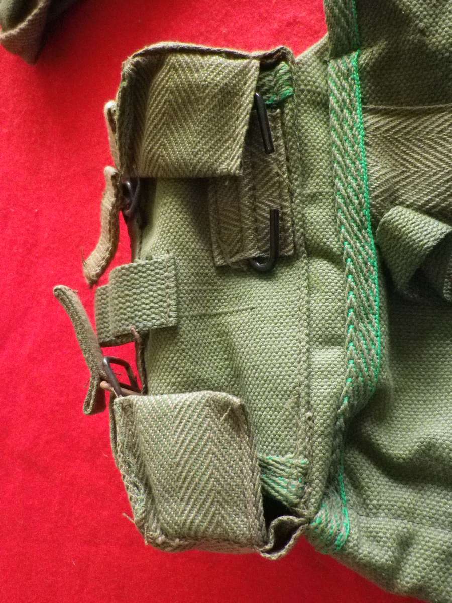 RHODESIAN ARMY - P69 LEFT & RIGHT PAIR OF KIDNEY POUCHES            (8998)