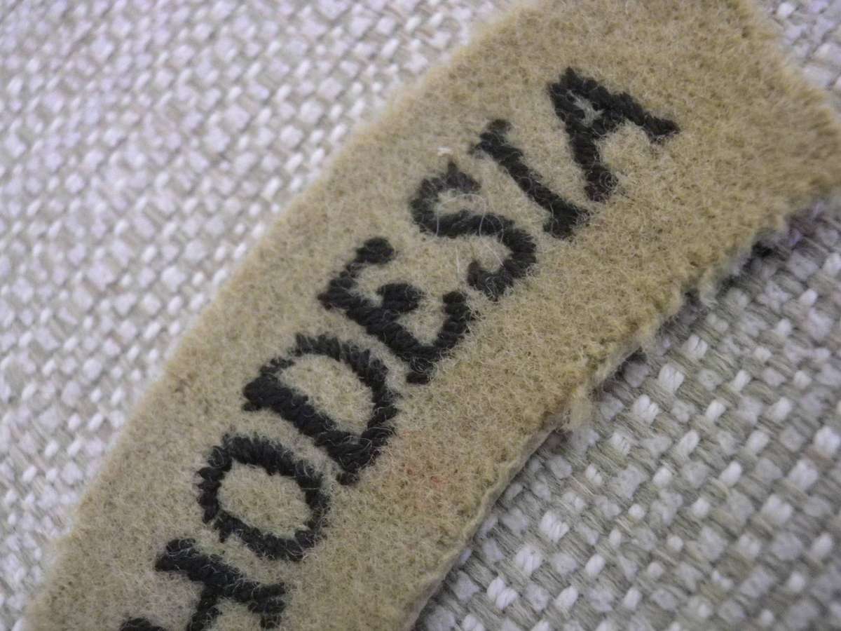 RHODESIAN ARMED FORCES -  WW2 BROWN EMBROIDERED ON FELT SHOULDER TITLE   (242)