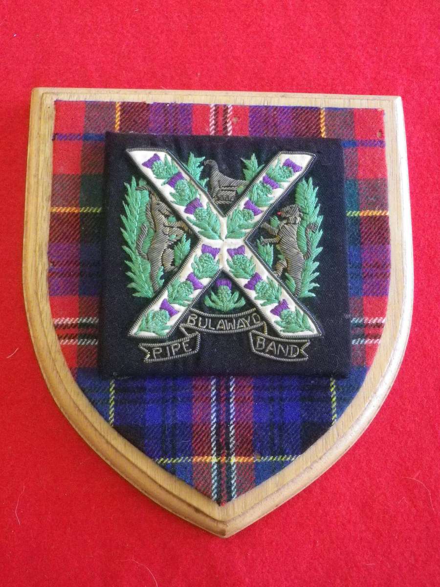 RHODESIA - BULAWAYO PIPE BAND BULLION + EMBROIDERED BADGE  - MOUNTED ON PLAQUE        (275)