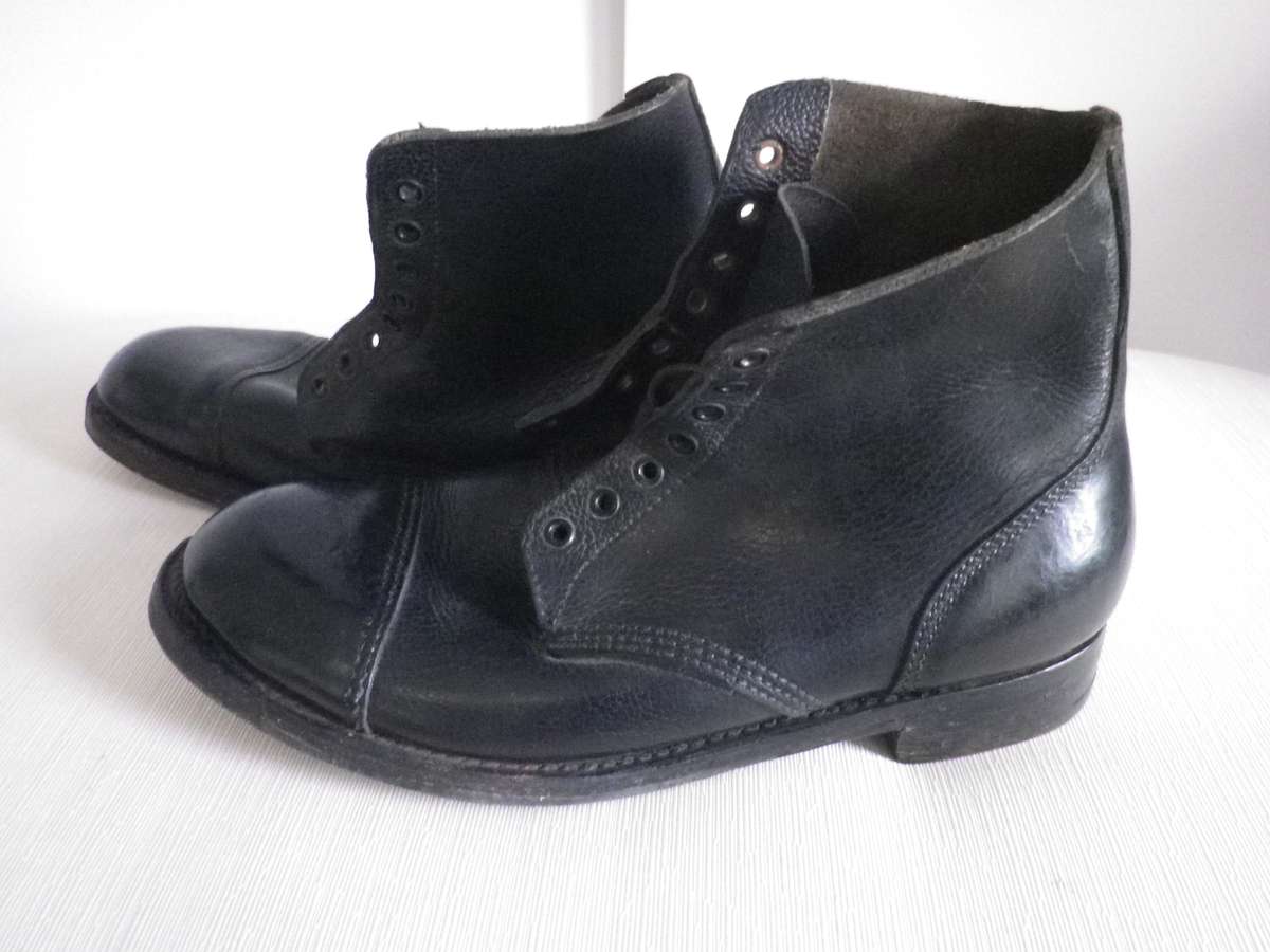 RHODESIAN ARMY ISSUED - STICK / PARADE HOBNAIL BLACK LEATHER BOOTS -SIZE 11 -INSCRIBED/STAMPED(8920)