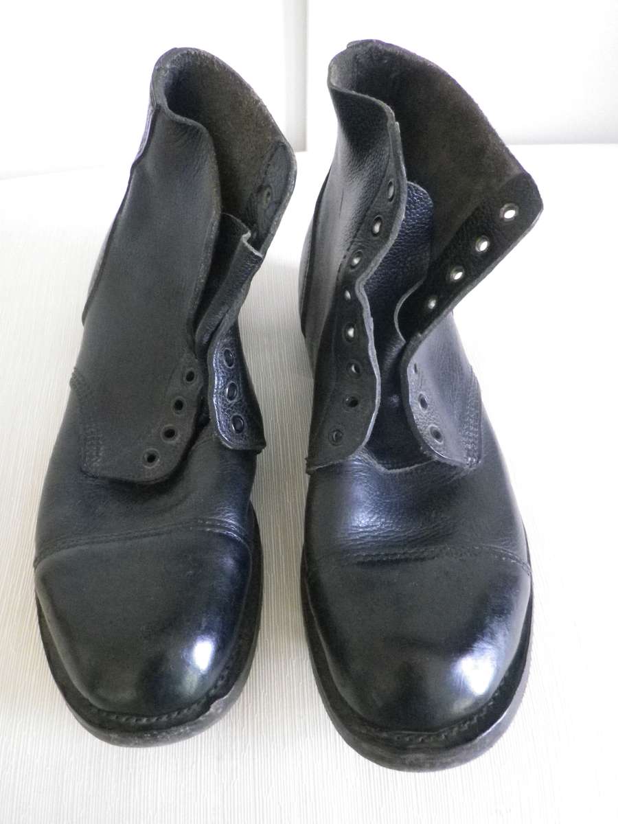 RHODESIAN ARMY ISSUED - STICK / PARADE HOBNAIL BLACK LEATHER BOOTS -SIZE 11 -INSCRIBED/STAMPED(8920)
