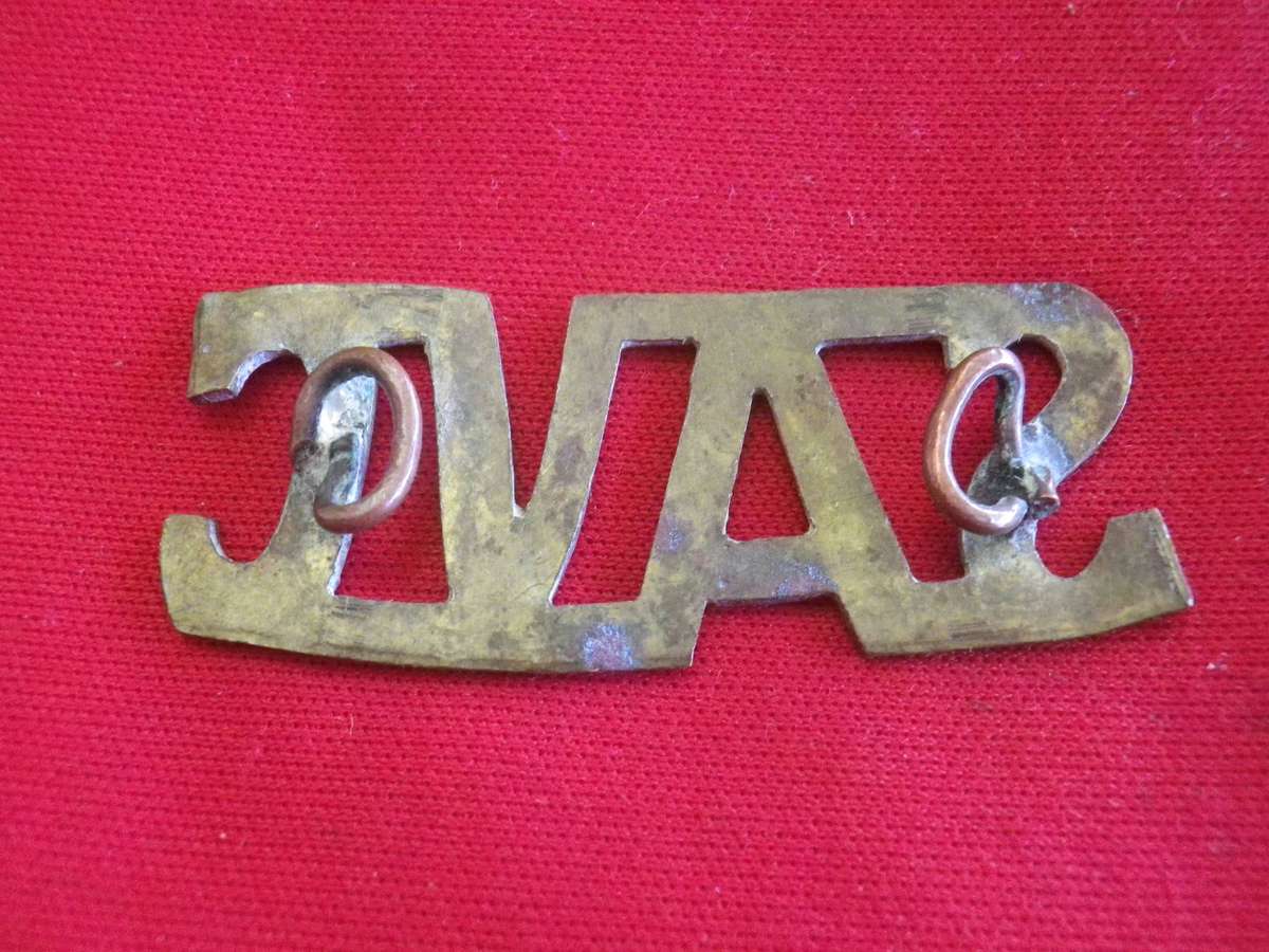 SOUTH AFRICAN VETERINARY CORPS SHEET BRASS SHOULDER TITLE, PROBABLY WW1 - RARE - LUGS BENT  (325)
