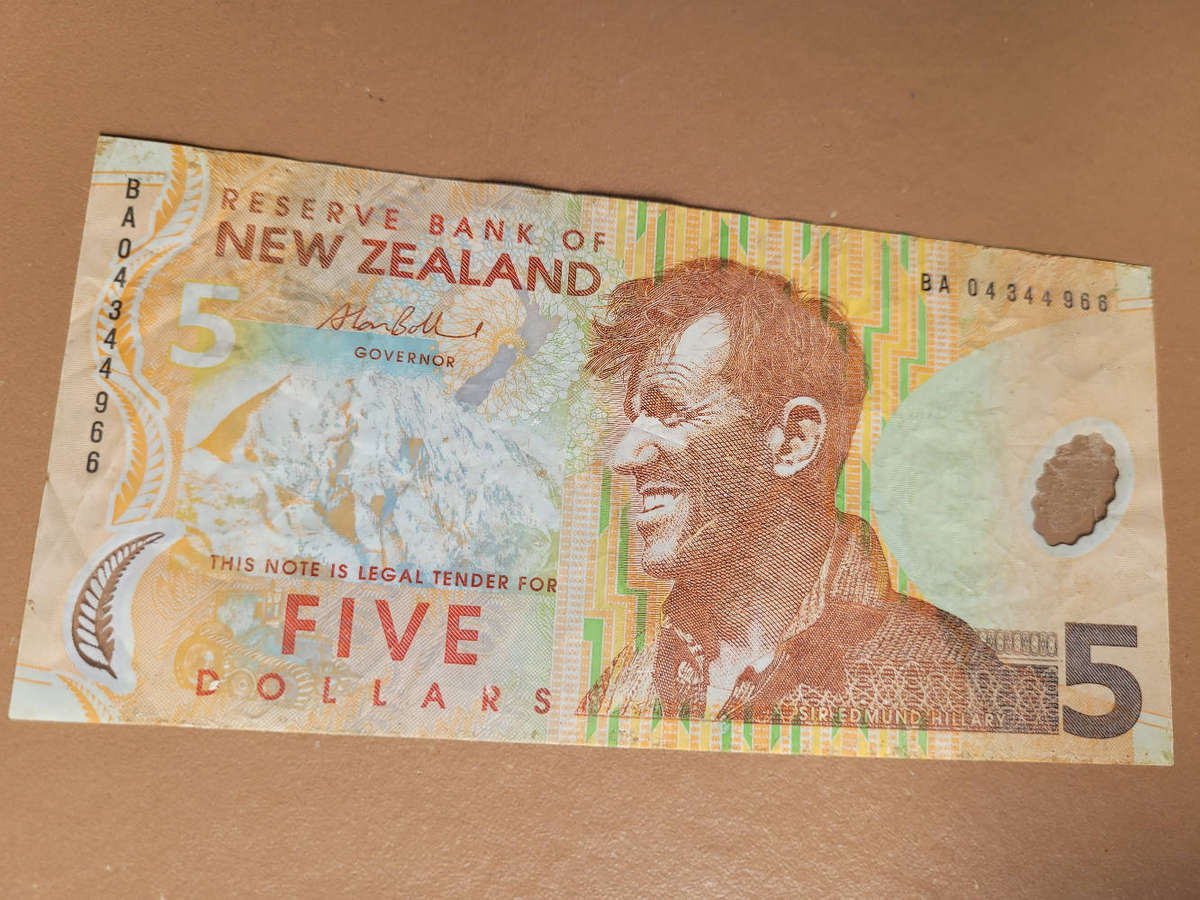 CANADA/AUSTRALIA/NEW ZEALAND Bank Notes (As Pictured)  Bid Per Piece-To Take All 4x
