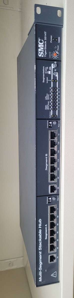 USED/Switching-On SMC Tiger Stack 3312TC Multi-Segment Stackable Hub. (Excludes Power Cable)