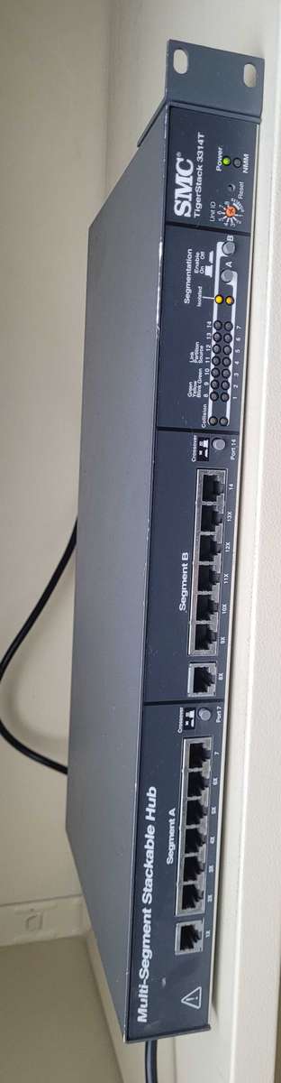 USED/Switching-On SMC Tiger Stack 3312TC Multi-Segment Stackable Hub. (Excludes Power Cable)