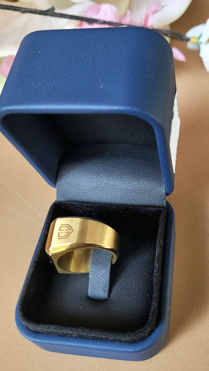 COLTON JAMES Clean-Used Men`s Delta Classic Signet Ring.