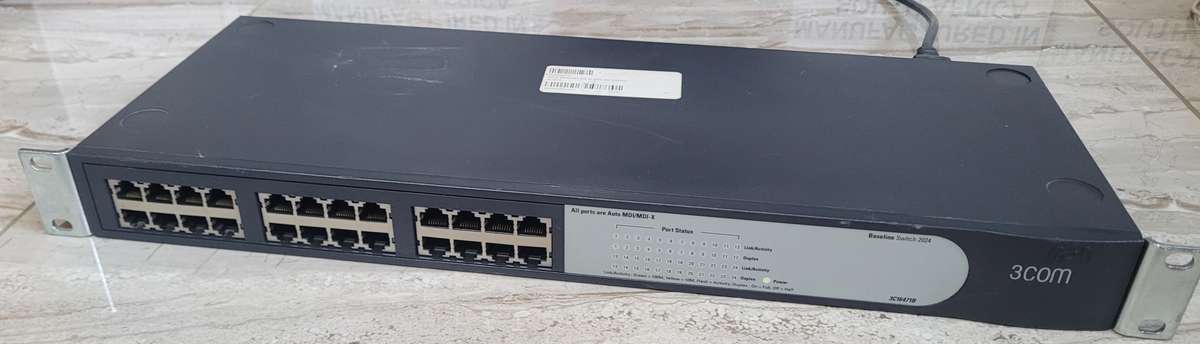 Clean USED 24-Port 3-Com BASELINE SWITCH (3C16471B)